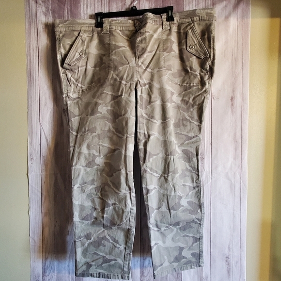 Torrid sz 26. Camo crop Ankle 27inseam. Stretch - Picture 1 of 6